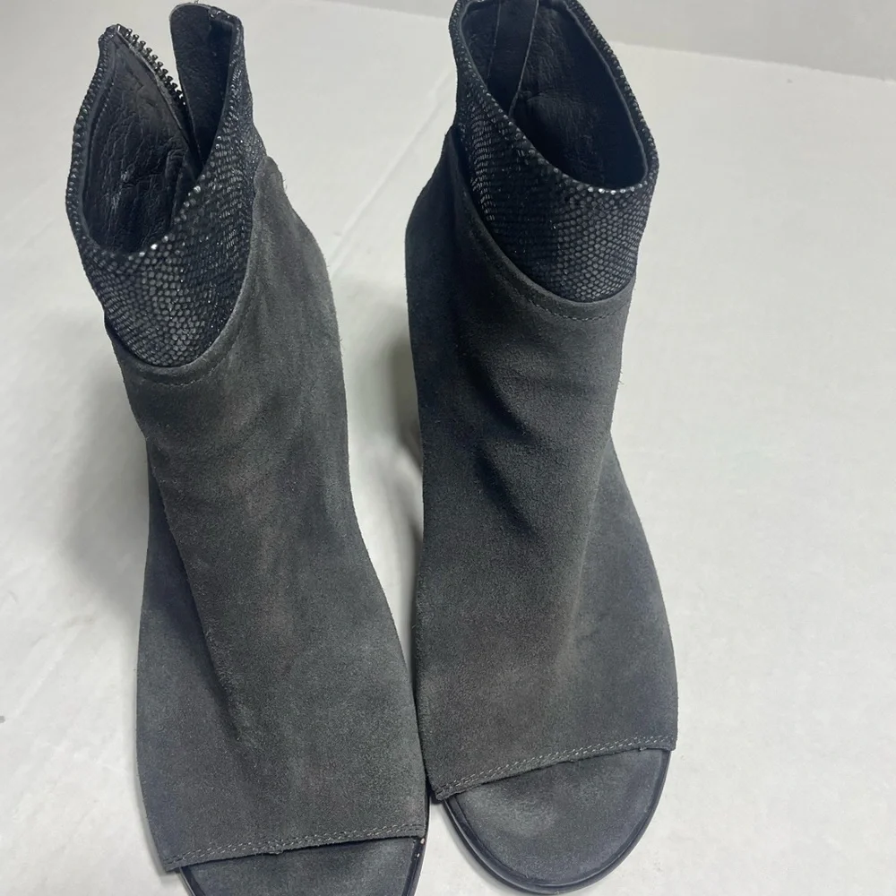 Donald J. Pliner‎ alligator ankleCharcoal Ankle Bootie with toe open  size 9M